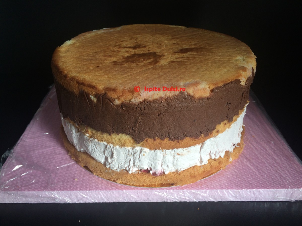Tort de nunta cu trandafiri albi