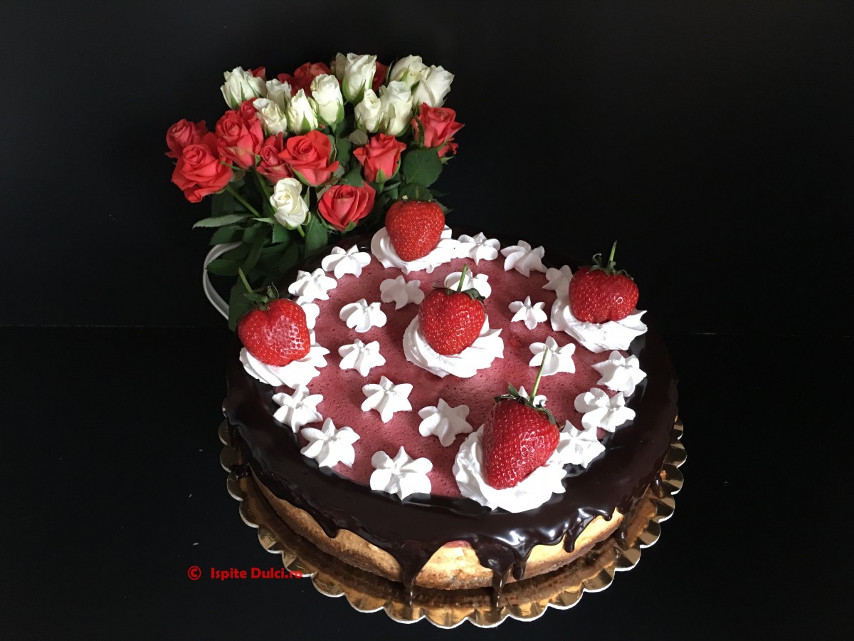 Cheesecake clasic decorat cu ciocolata si capsuni