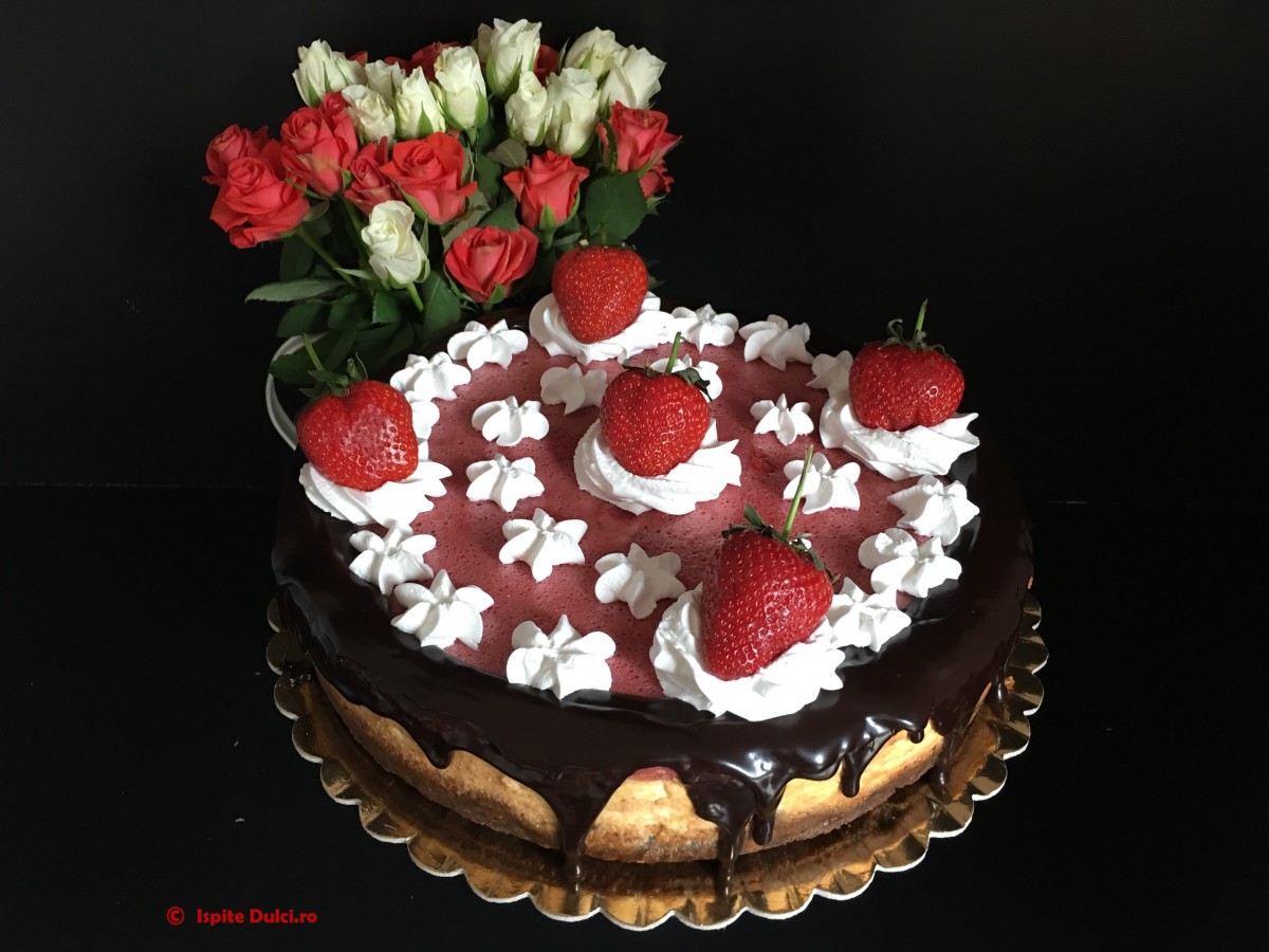 Cheesecake clasic decorat cu ciocolata si capsuni