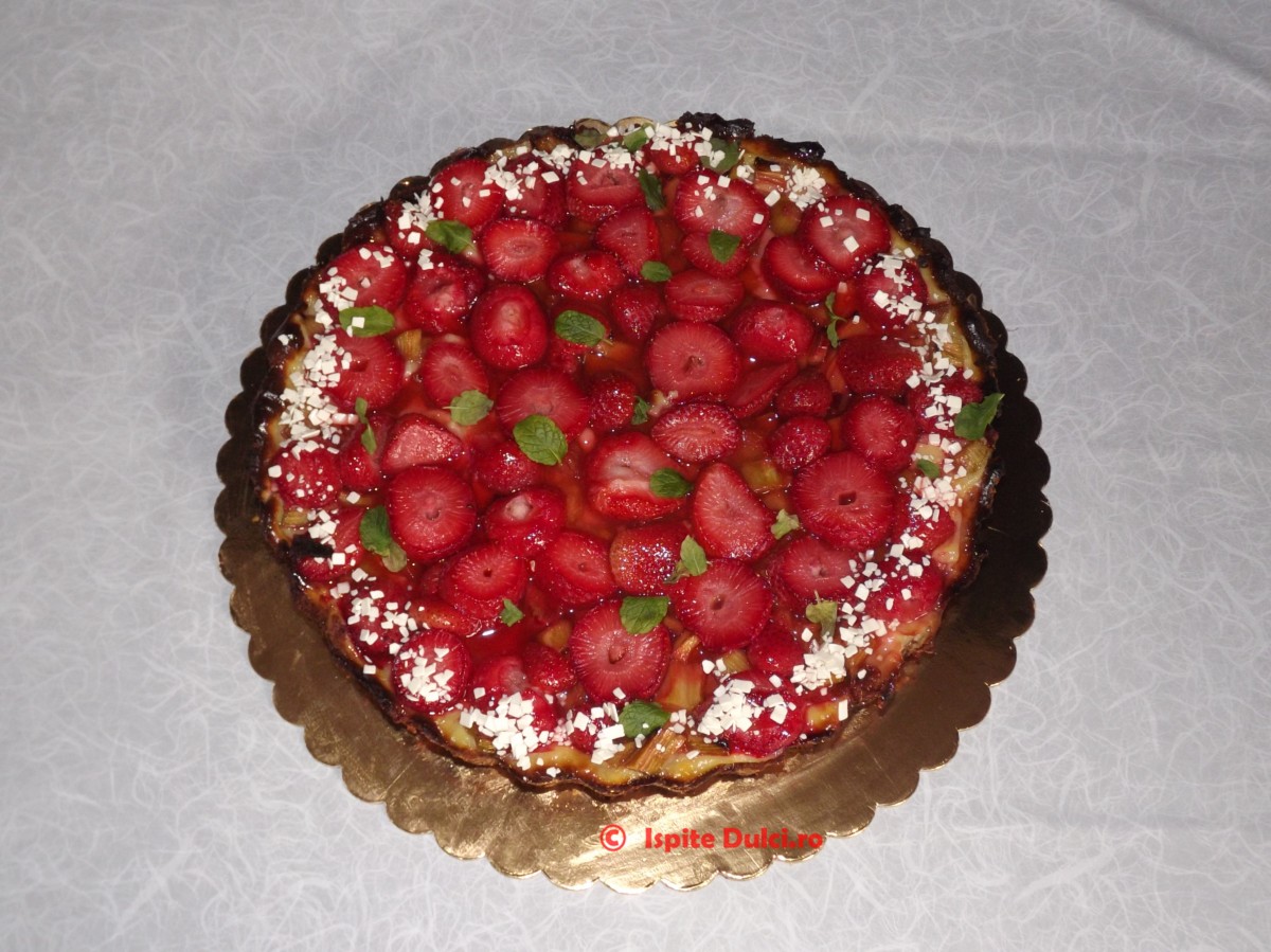 Tarta cu vanilie, capsuni si rubarba