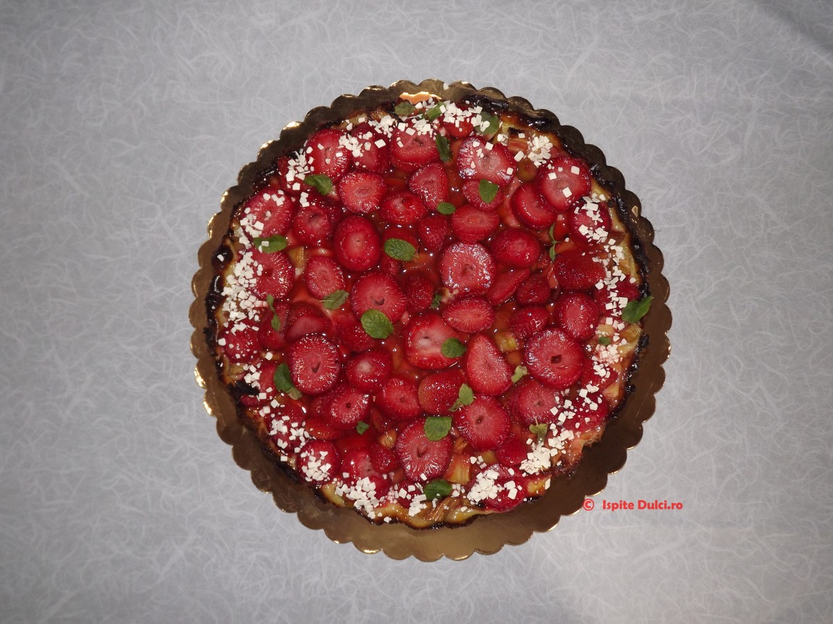 Tarta cu vanilie, capsuni si rubarba