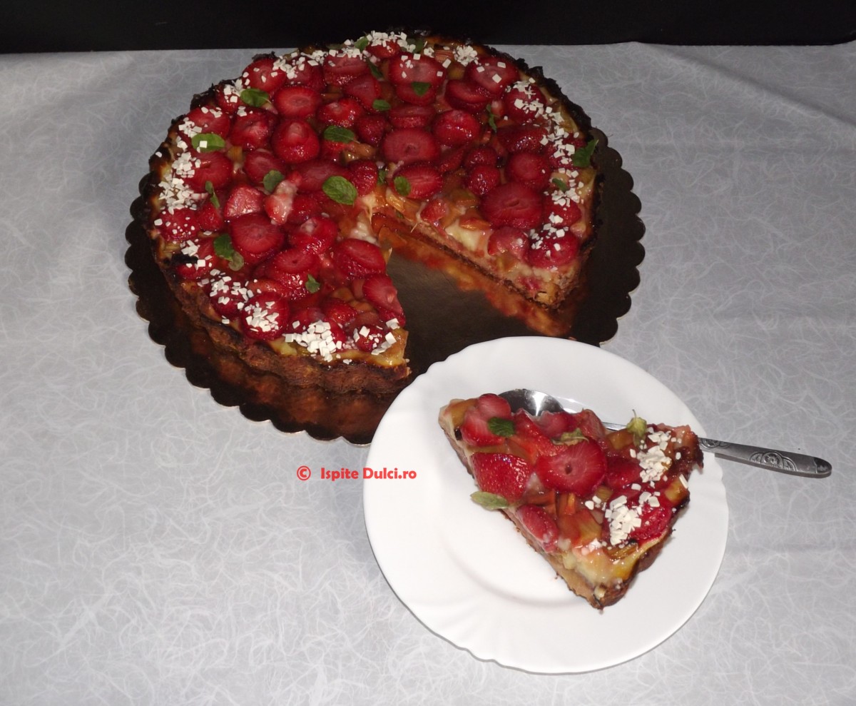 Tarta cu vanilie, capsuni si rubarba