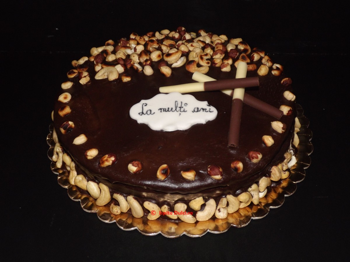 Tort cu ciocolata, alune si caju-dieta Keto