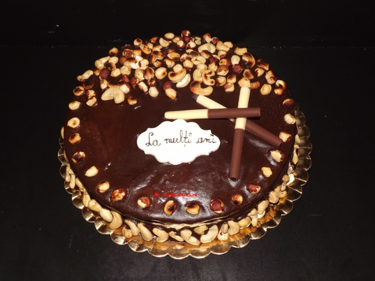 Tort cu ciocolata, alune si caju-dieta Keto