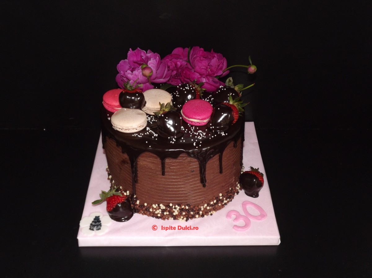 Tort cu bujori decorat in ciocolata
