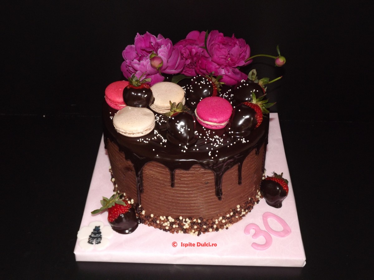 Tort cu bujori decorat in ciocolata