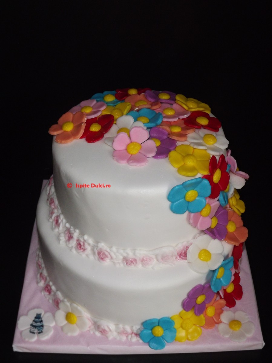 Tort de botez cu floricele