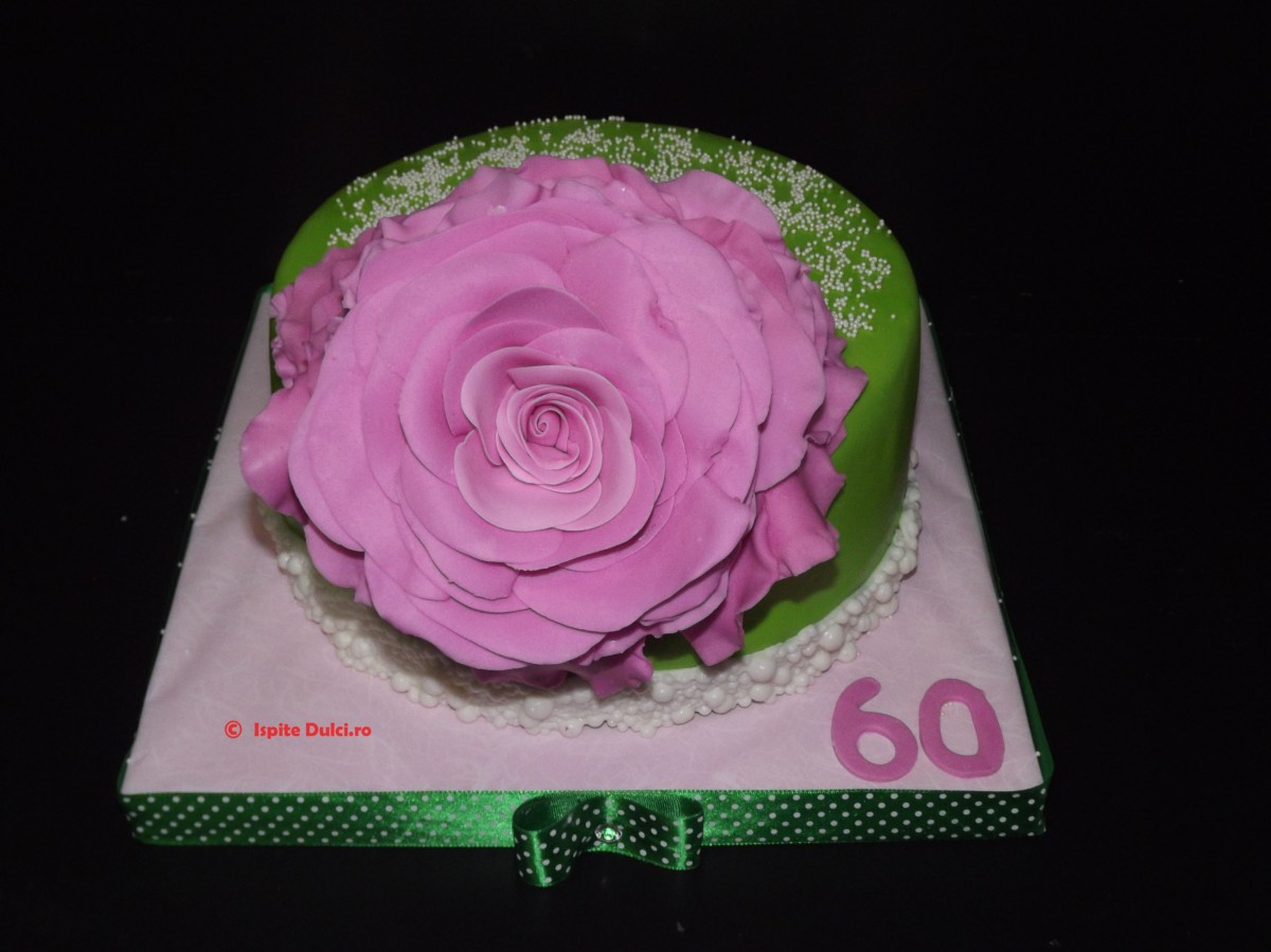 Tort cu trandafir roz