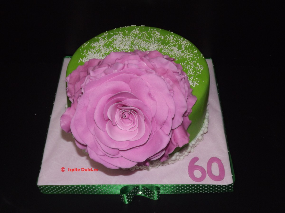 Tort cu trandafir roz
