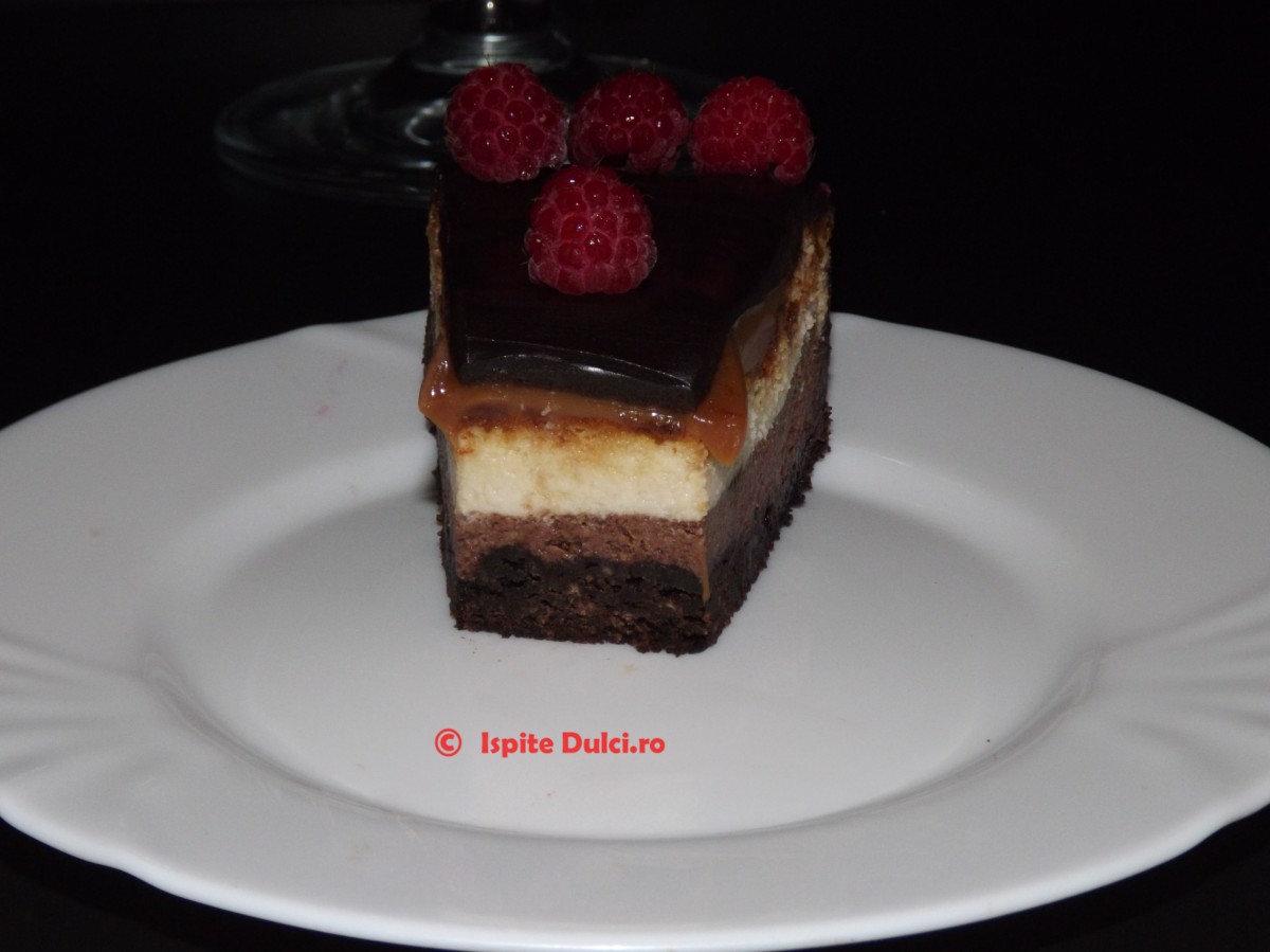 Cheesecake cu ciocolata si sos caramel