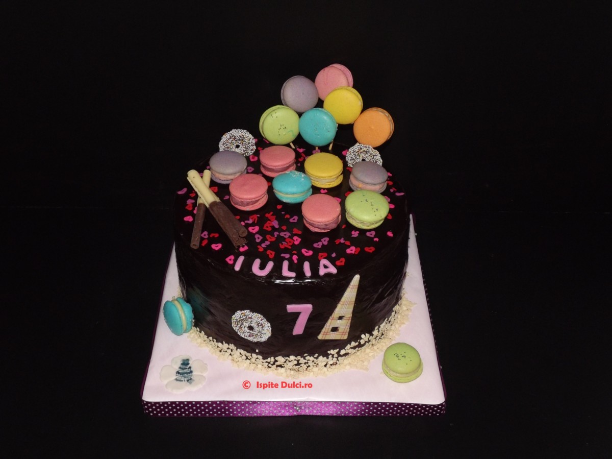 Tort in ciocolata cu macarons pentru Iulia