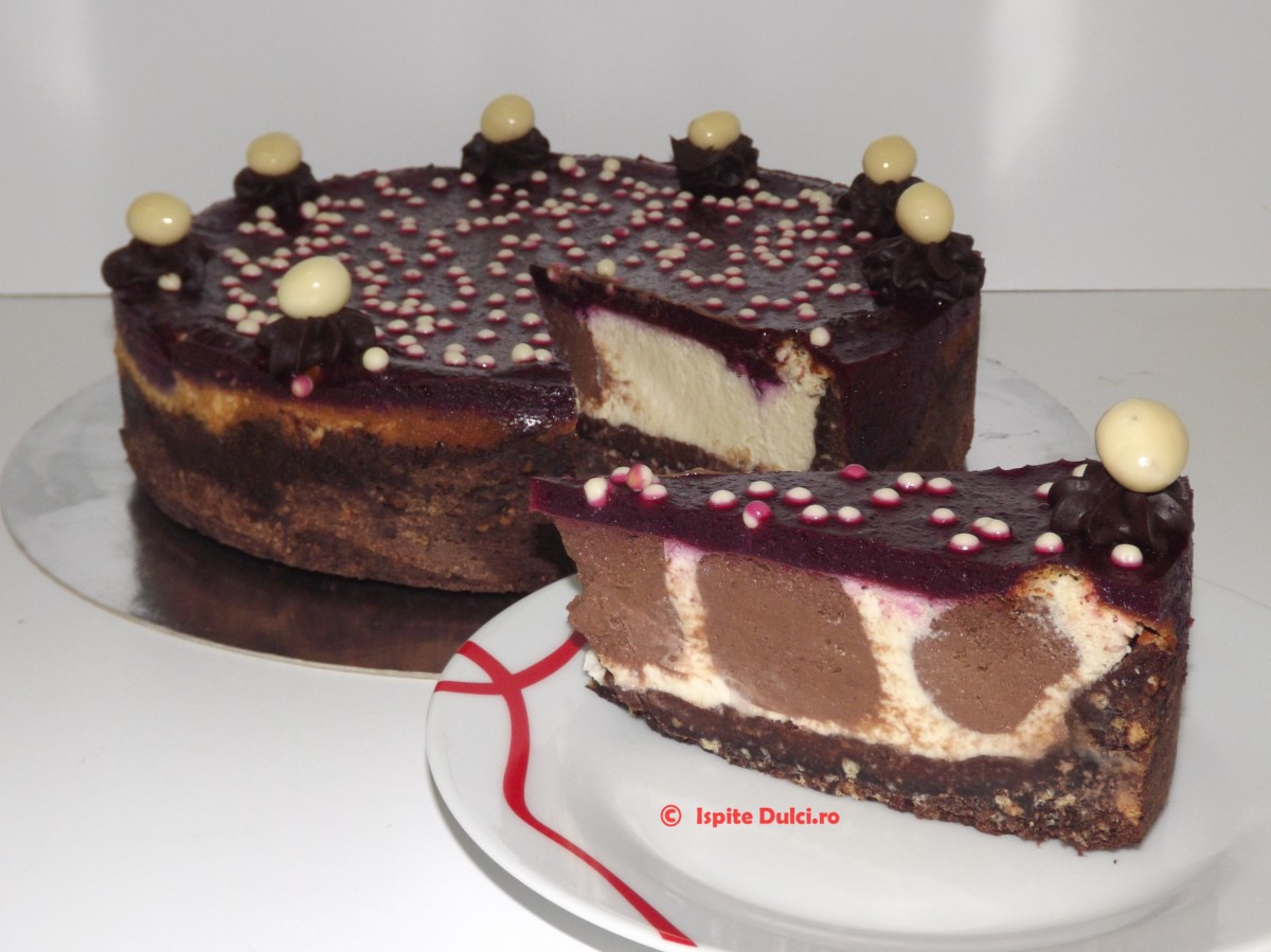 Cheesecake cu pete si  pireu de fructe de padure