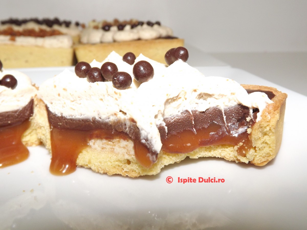 Tarte individuale cu caramel si ciocolata