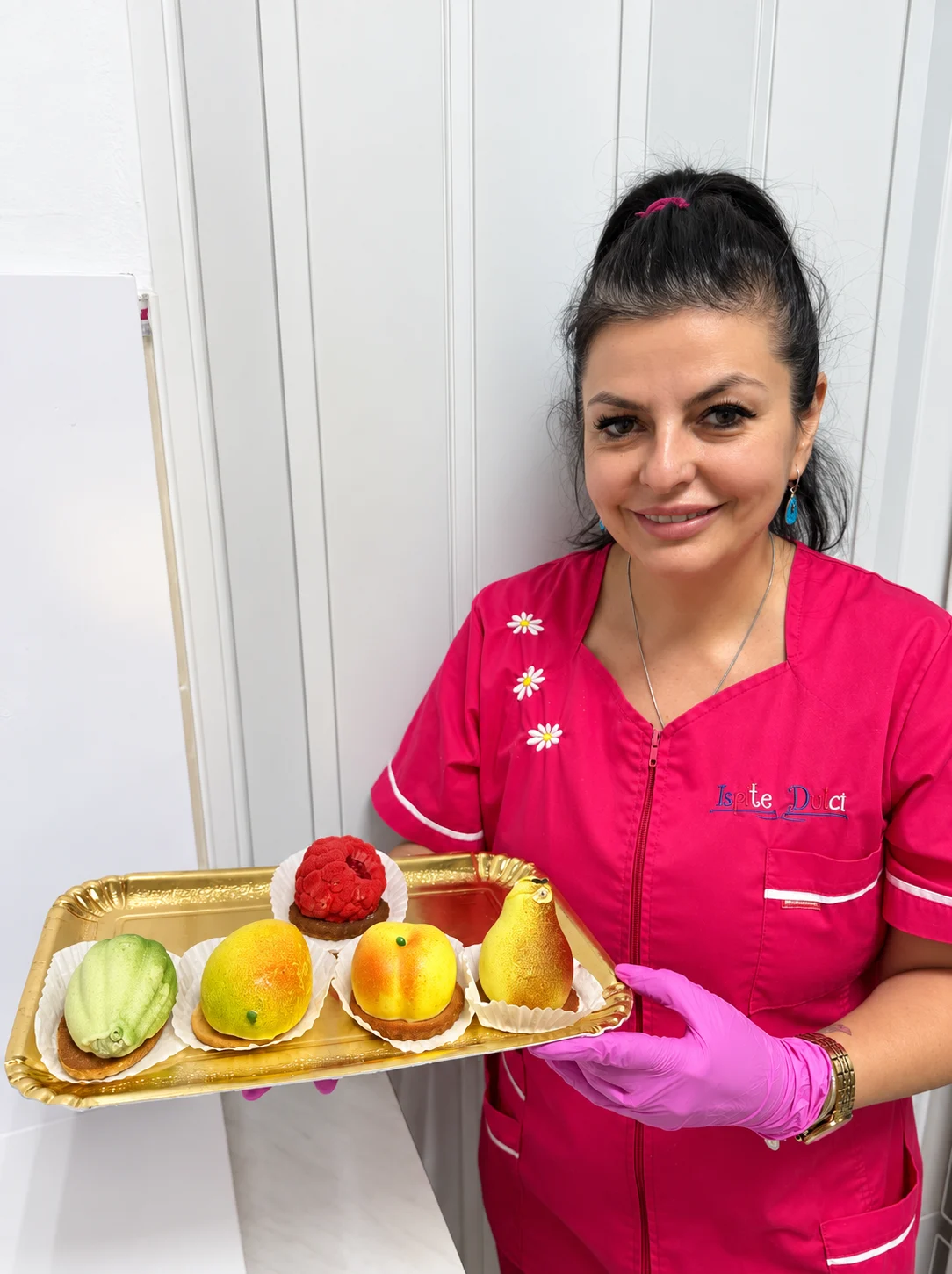 Bianca prezintă o tavă cu cinci prăjituri în formă de fructe