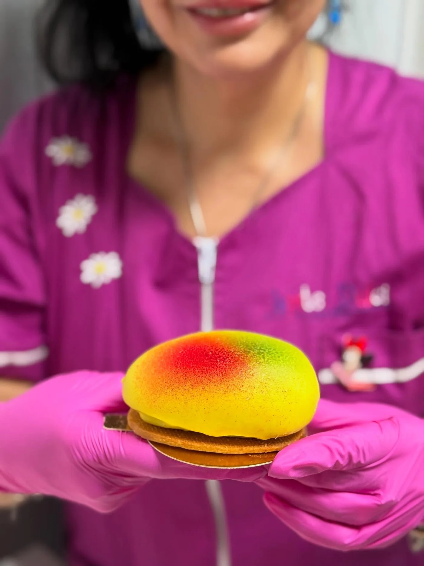 Bianca prezintă o prăjitură în formă de mango