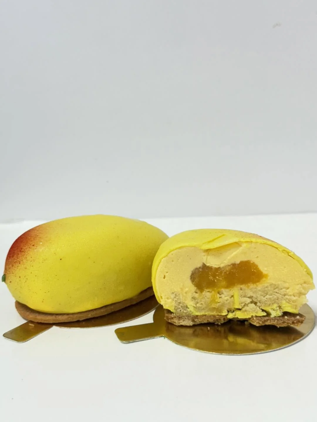 Prăjitură în formă de mango, întreagă și tăiată