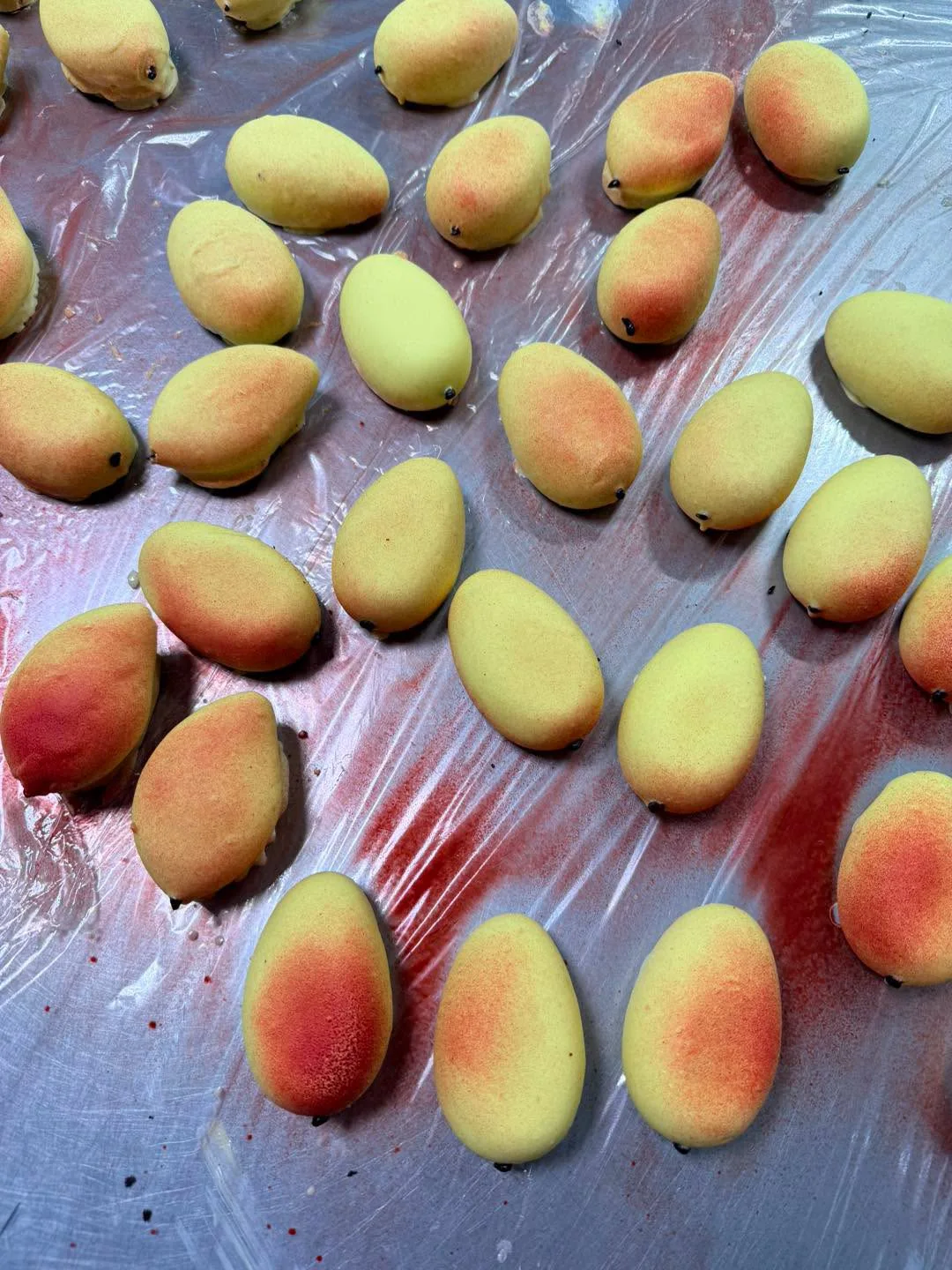 Prăjituri în formă de mango pregătite în laborator