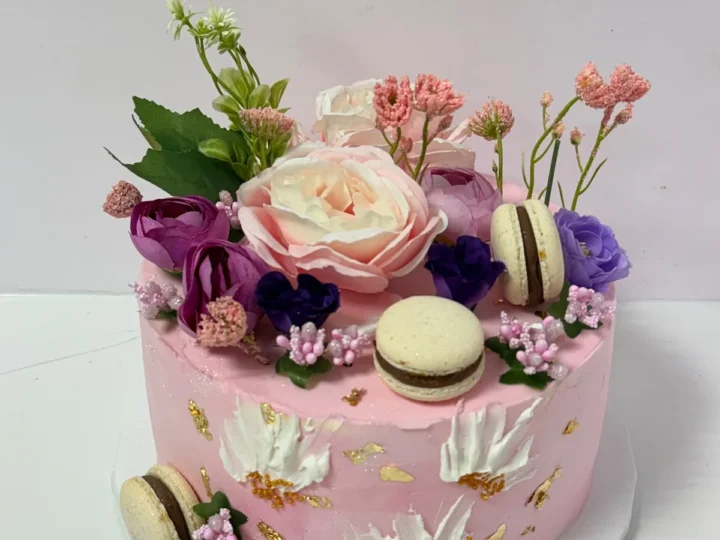 Tort roz cu flori și macarons