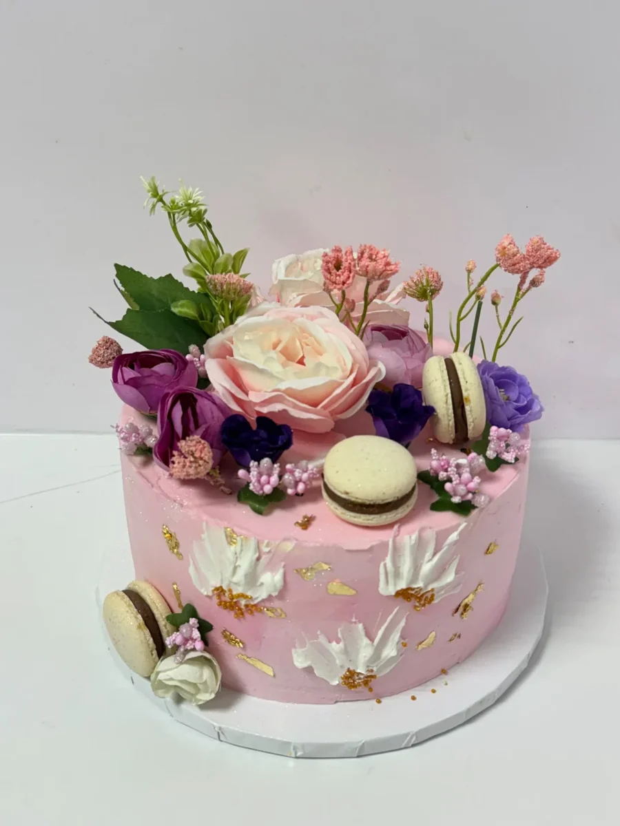 Tort roz cu flori și macarons