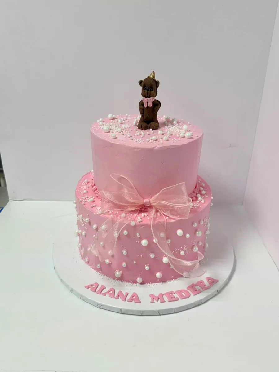 Tort roz cu ursuleț pentru Aiana Medeea