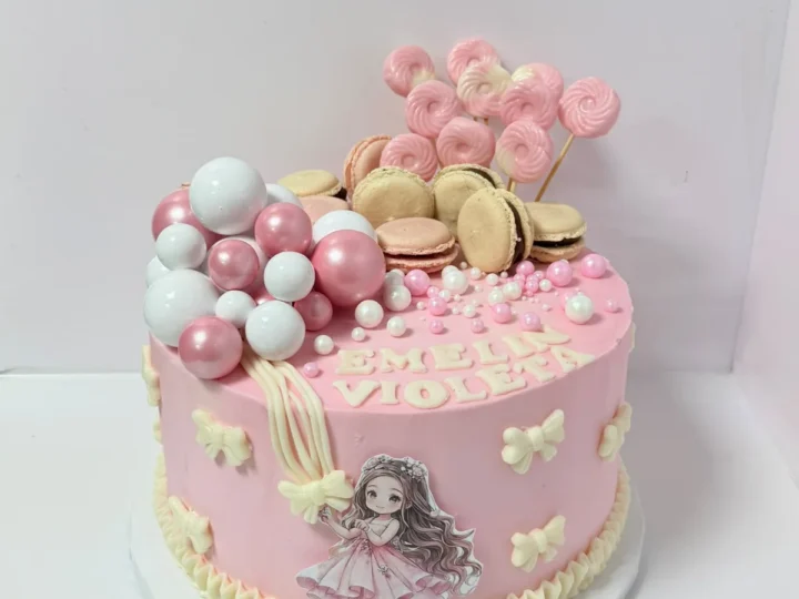 Tort roz cu macarons pentru Emelia