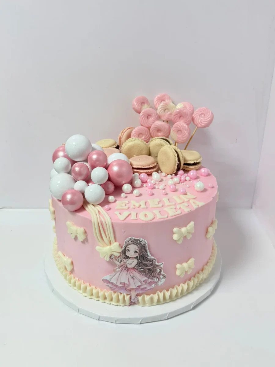 Tort roz cu macarons pentru Emelia