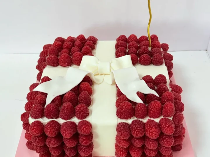 Tort cadou cu zmeură și fundă albă