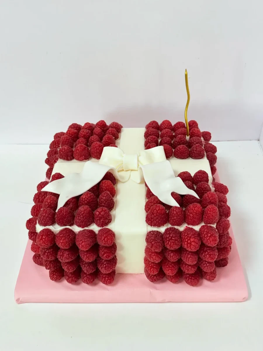 Tort cadou cu zmeură și fundă albă