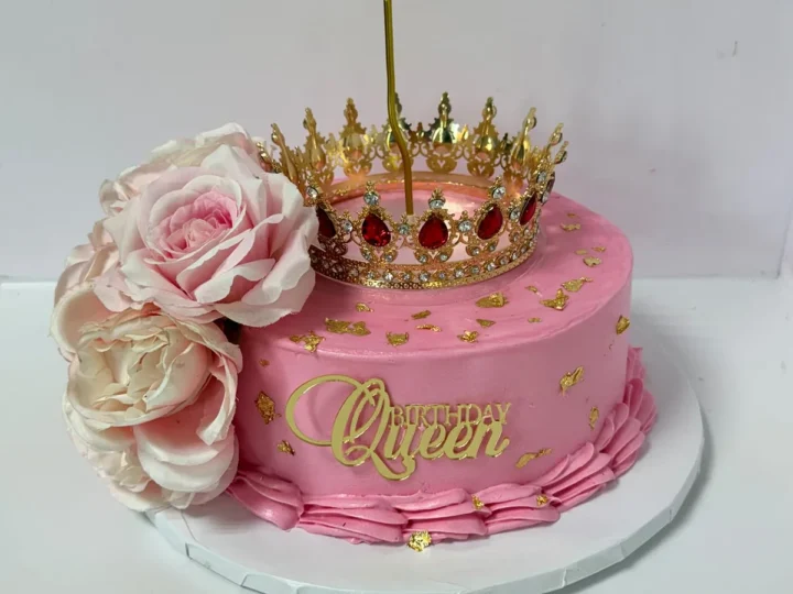 Tort roz cu coroană și flori