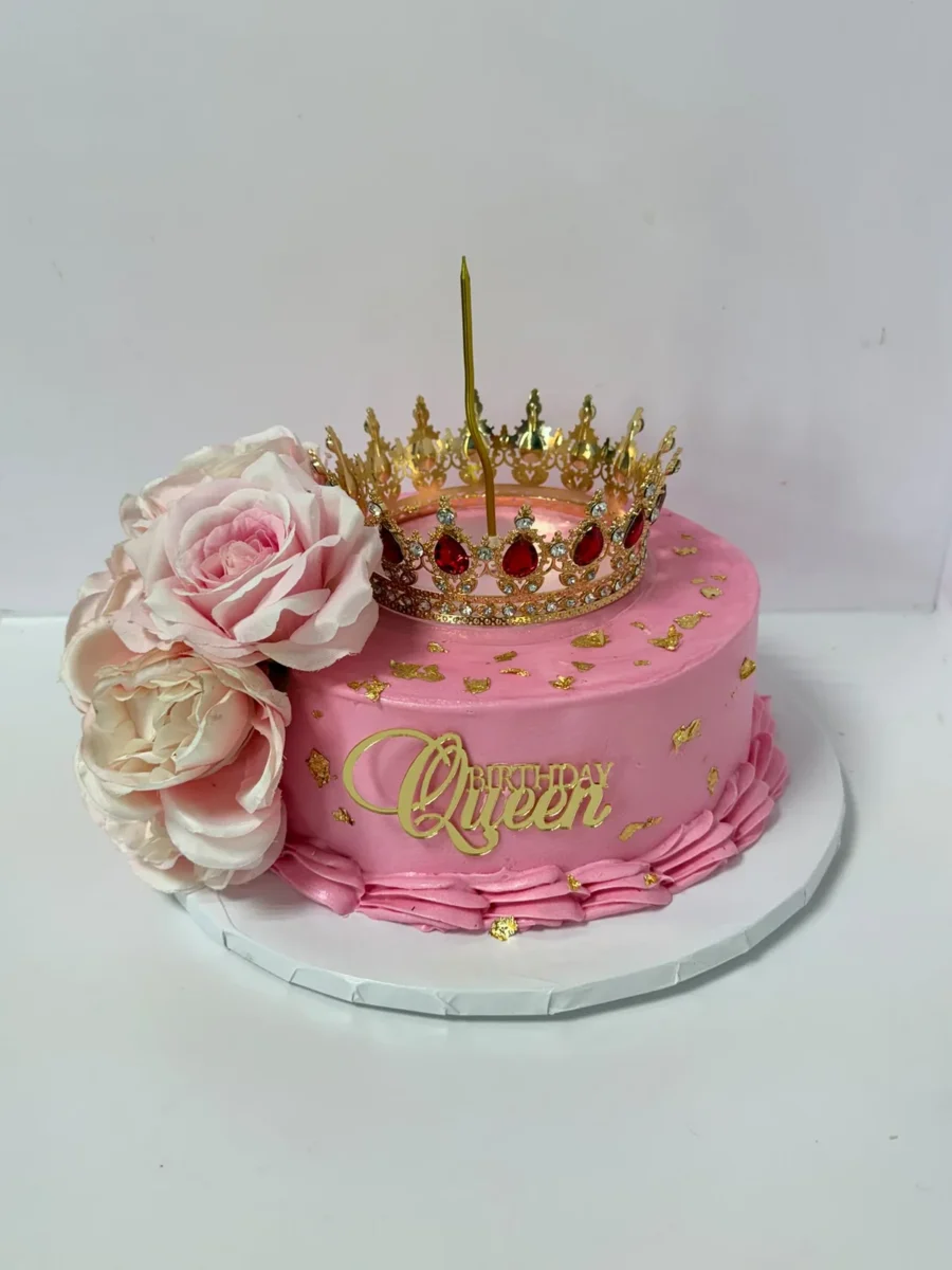 Tort roz cu coroană și flori