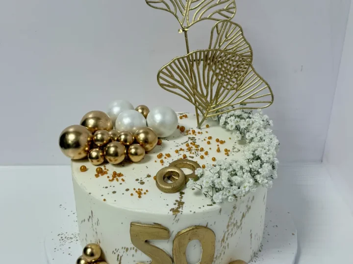 Tort aniversar de 50 de ani, alb și auriu