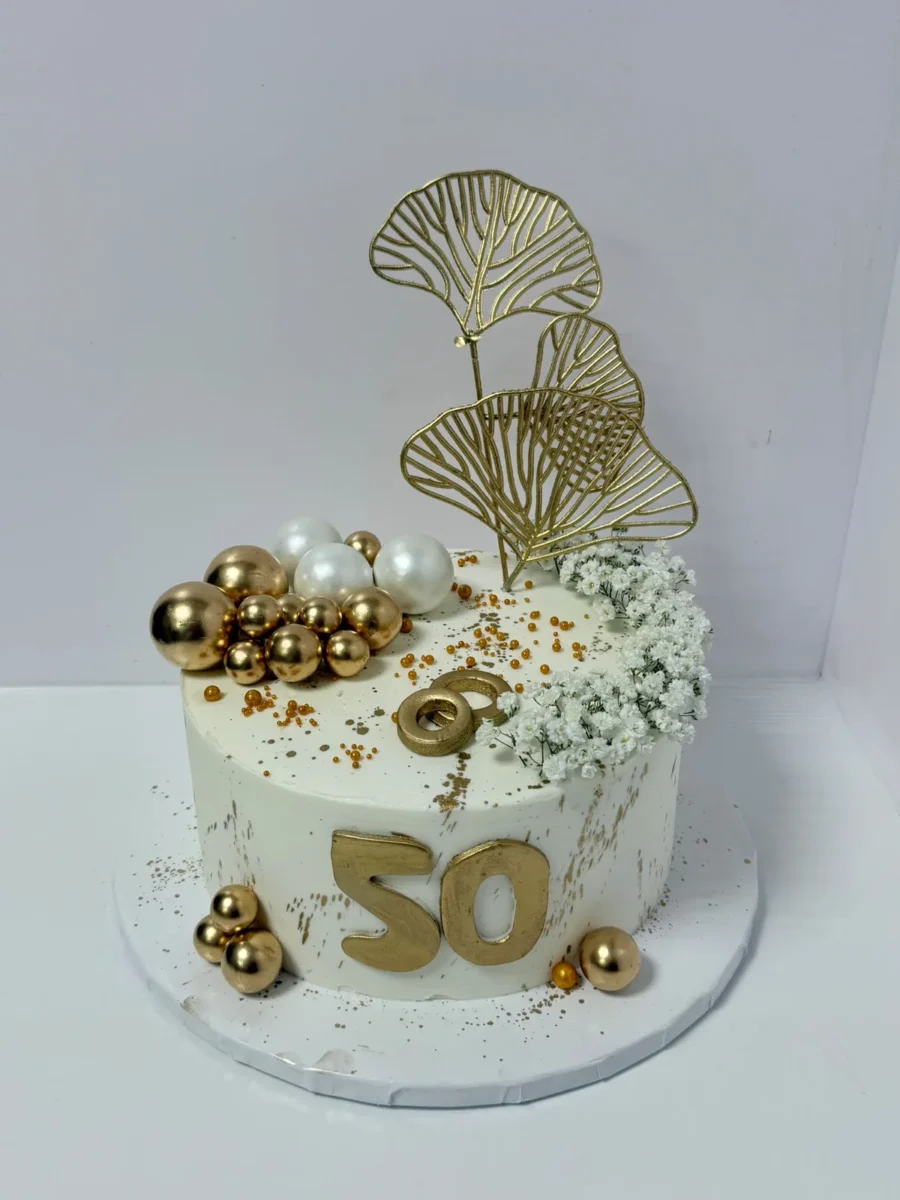 Tort aniversar de 50 de ani, alb și auriu