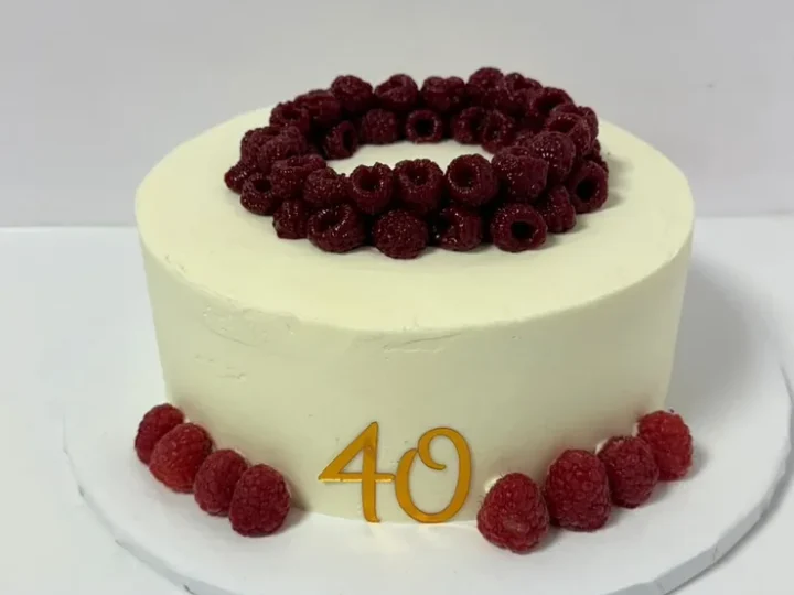 Tort alb cu zmeură pentru 40 de ani