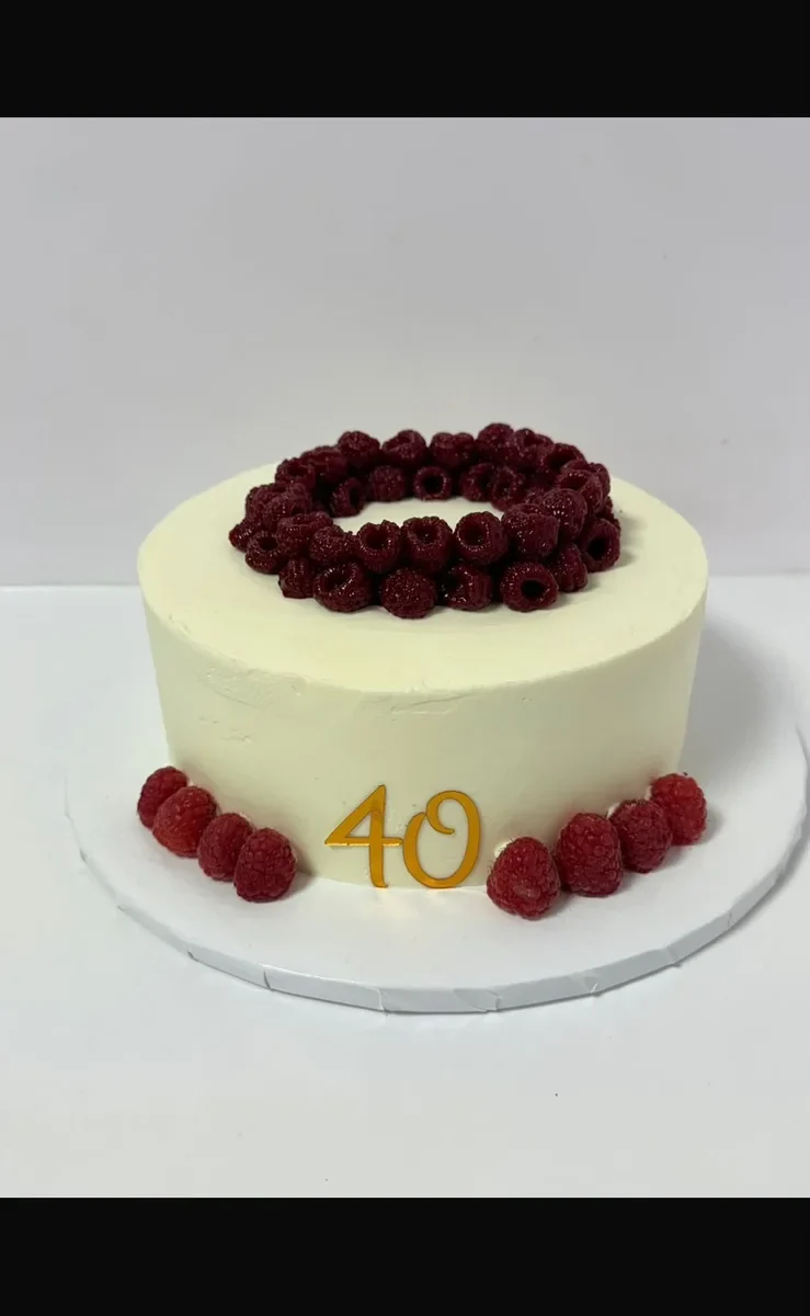 Tort alb cu zmeură pentru 40 de ani