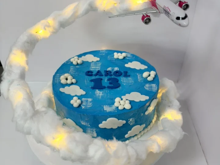 Tort cu avion și nori luminoși