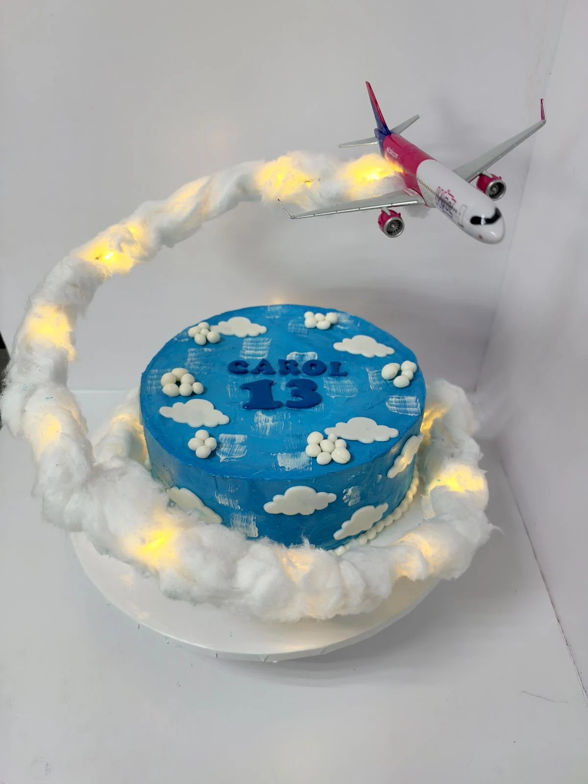 Tort cu avion și nori luminoși