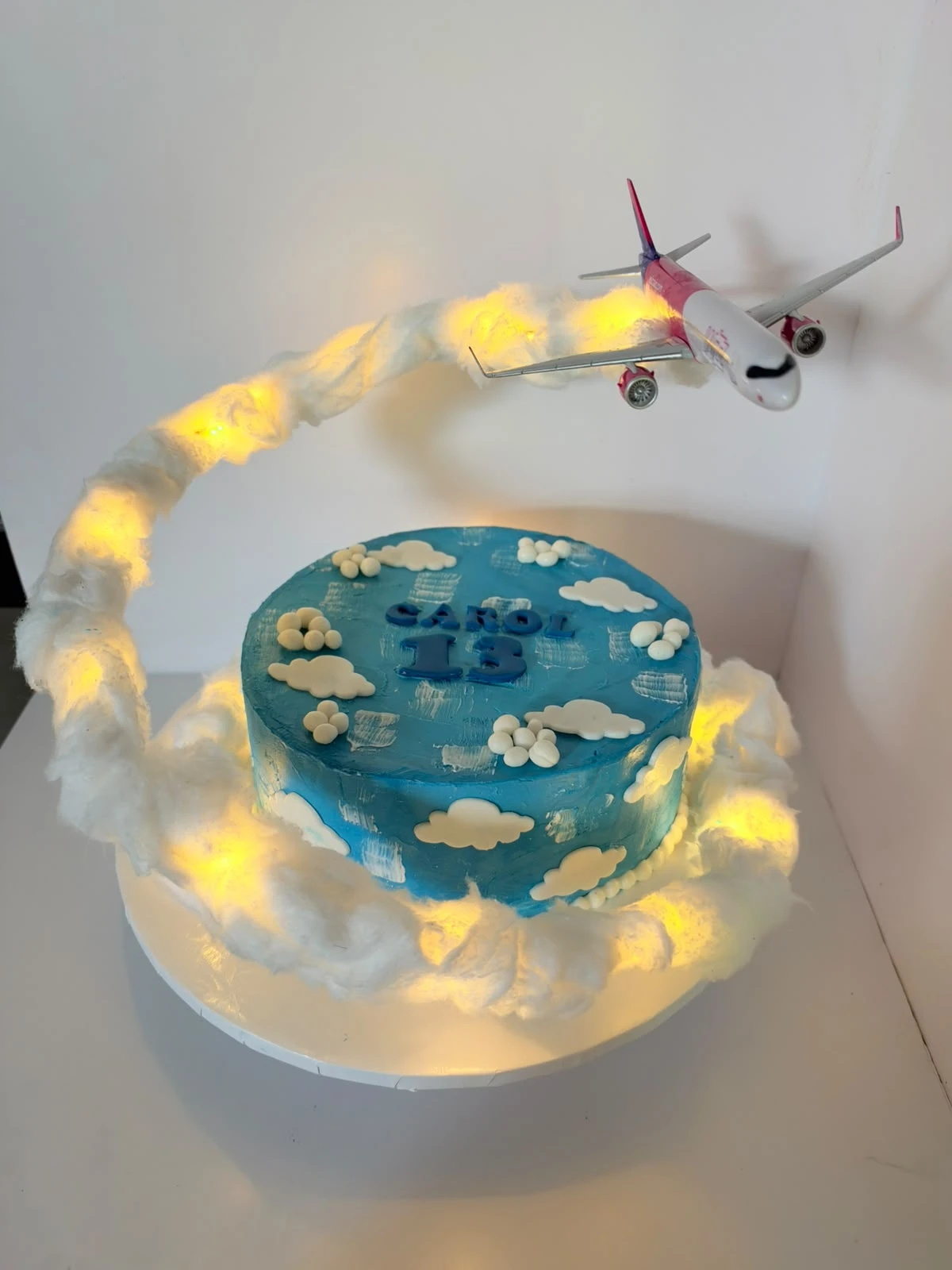 Tort cu avion și nori luminoși