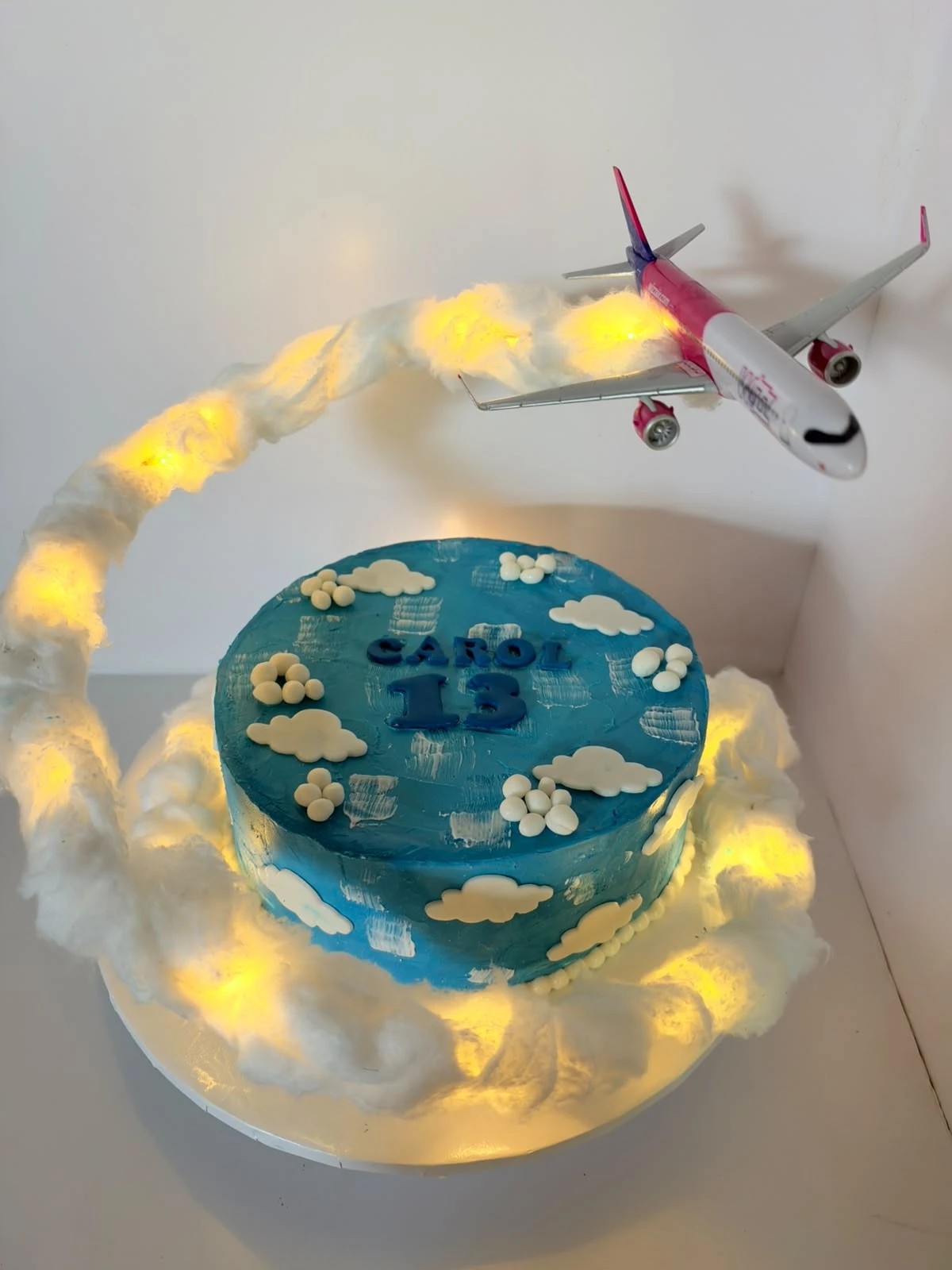 Tort cu avion și nori luminoși