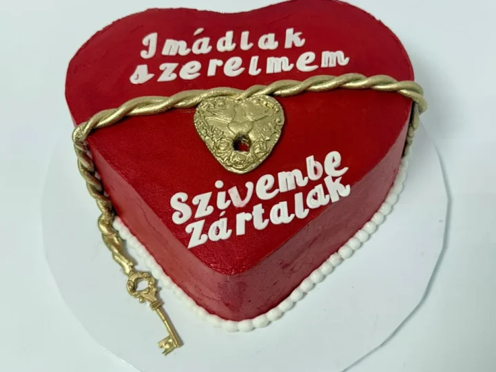 Tort inimă roșie cu mesaj de dragoste